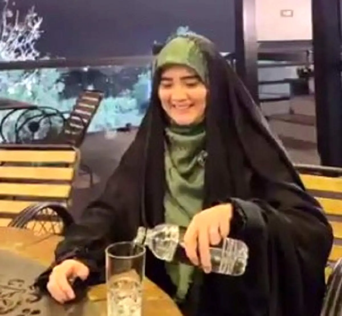 کاسبی یک برند تجاری با اعتقادات مذهبی!؛ اینجا با وضو غذا می پزن!+ فیلم