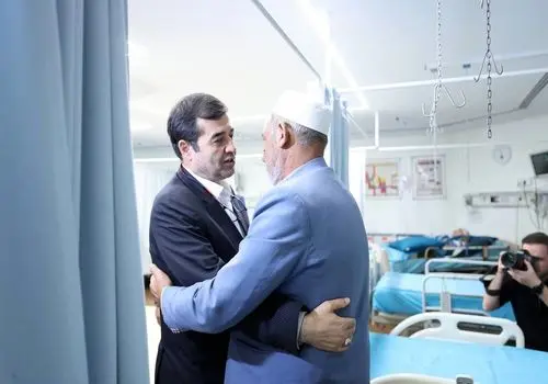 عیادت وزیر ورزش از صابر کاظمی  / دلداری وزیر ورزش به پدر قهمرمان والیبال+ عکس