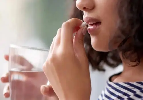 چه چیزی با قرص بخوریم؟ راهنمای کامل مصرف دارو با نوشیدنی‌ها