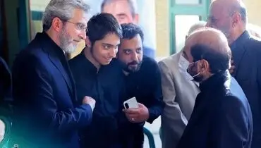 تصویر نوه رهبر شهید در یک مراسم ختم