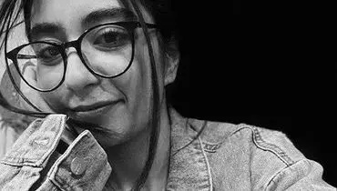 داستان پرنیا عباسی و تصویر موهایش روی تشک صورتی

