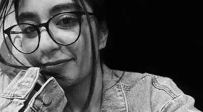 داستان پرنیا عباسی و تصویر موهایش روی تشک صورتی

