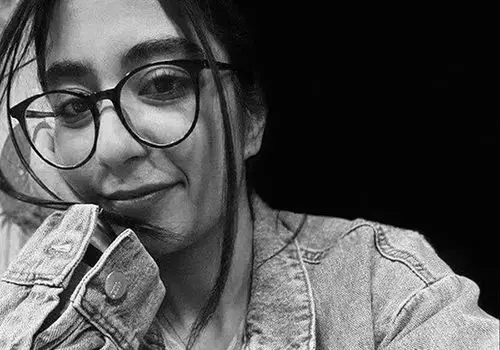 داستان پرنیا عباسی و تصویر موهایش روی تشک صورتی

