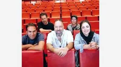 حضور شهرام شب پره در تئاتر "خرده روایت های زن و شوهری" در دبی و گفتگوی جذاب او با علی اوجی!/ویدیو 