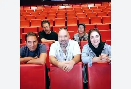 حضور شهرام شب پره در تئاتر "خرده روایت های زن و شوهری" در دبی و گفتگوی جذاب او با علی اوجی!/ویدیو 