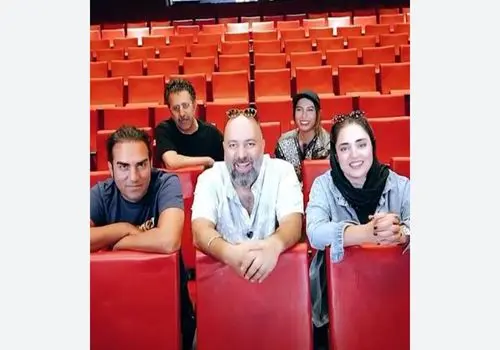 حضور شهرام شب پره در تئاتر "خرده روایت های زن و شوهری" در دبی و گفتگوی جذاب او با علی اوجی!/ویدیو 