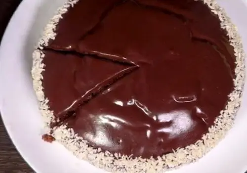روش پخت لذیذترین کیک خیس با گاناش شکلاتی+ فیلم / طرز تهیه کیک خیس شکلاتی با بافت لطیف