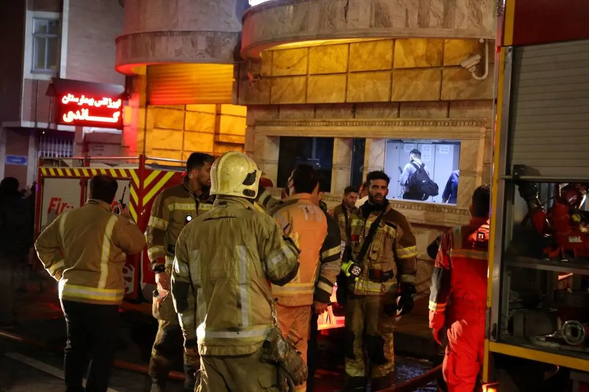 مهار موفق آتش در بیمارستان گاندی با استفاده از تجهیزات پیشرفته آتش‌نشانی+ فیلم