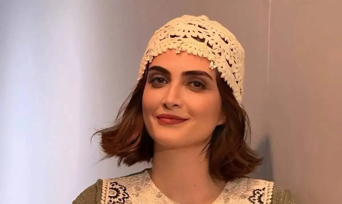 استایل جذاب الناز ملک، سیما سریال «زخم کاری» پشت صحنه یک تئاتر+عکس