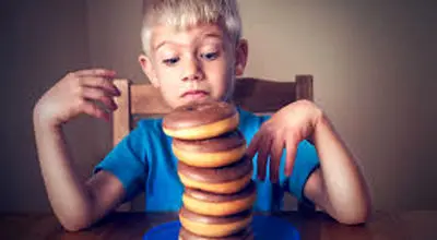  تأثیرات منفی قند بر سلامت جسمانی کودک