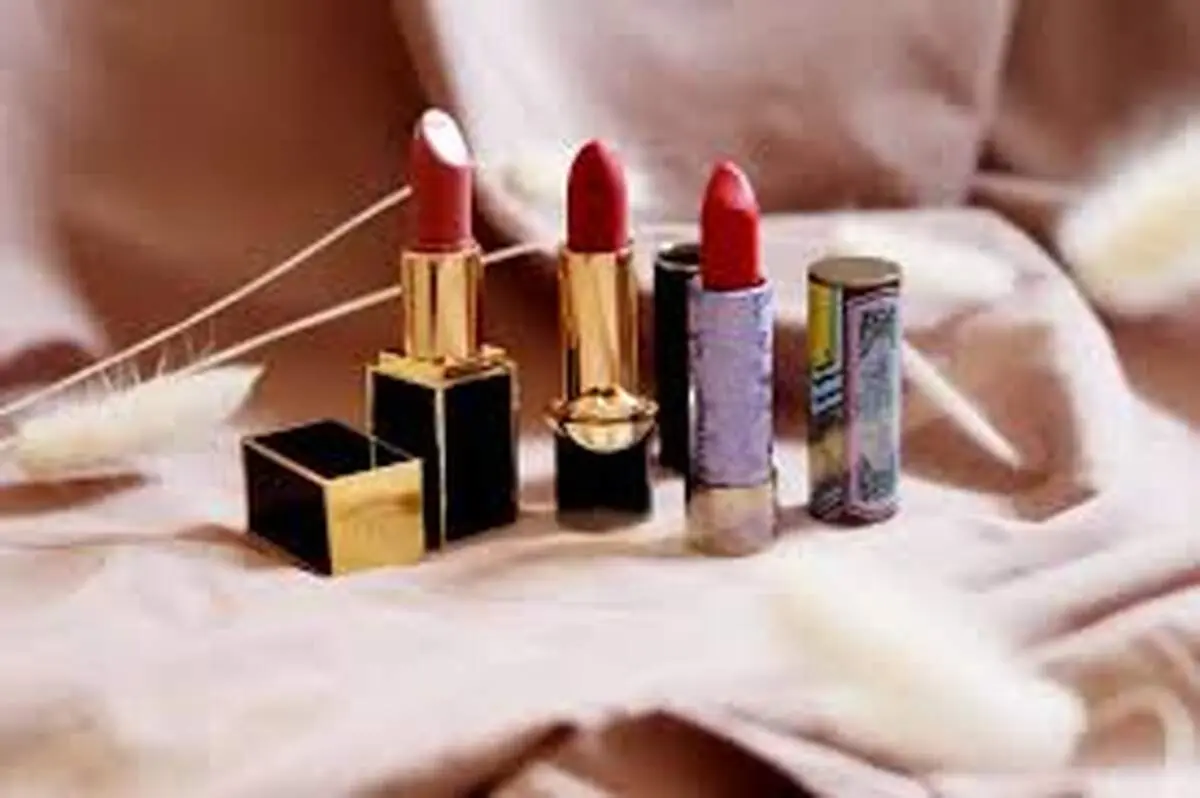  چرا رژ لب تلخ است ؟