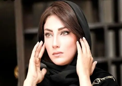 سلفی یاسمن لحظه گرگ‌ومیش با گوشی لاکچری‌اش