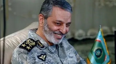  «امیر عبدالرحیم موسوی» در کنار پدرش در یک مراسم؛ سال 95