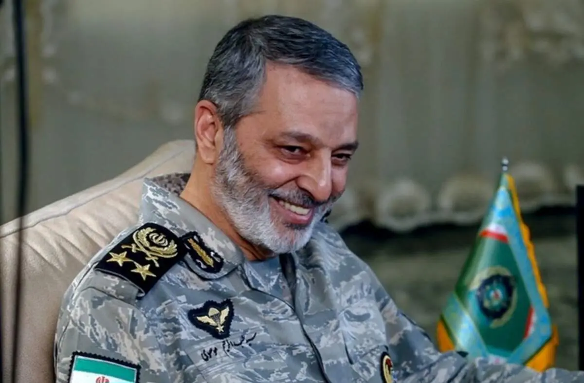  «امیر عبدالرحیم موسوی» در کنار پدرش در یک مراسم؛ سال 95