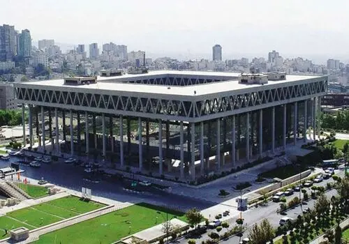 پوشش متفاوت خبرنگار آمریکایی مقابل ساختمان صداوسیما
