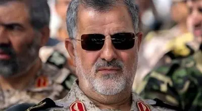 لحظاتی از حضور شهید پاکپور در حال جابجایی پیکر شهدا + فیلم