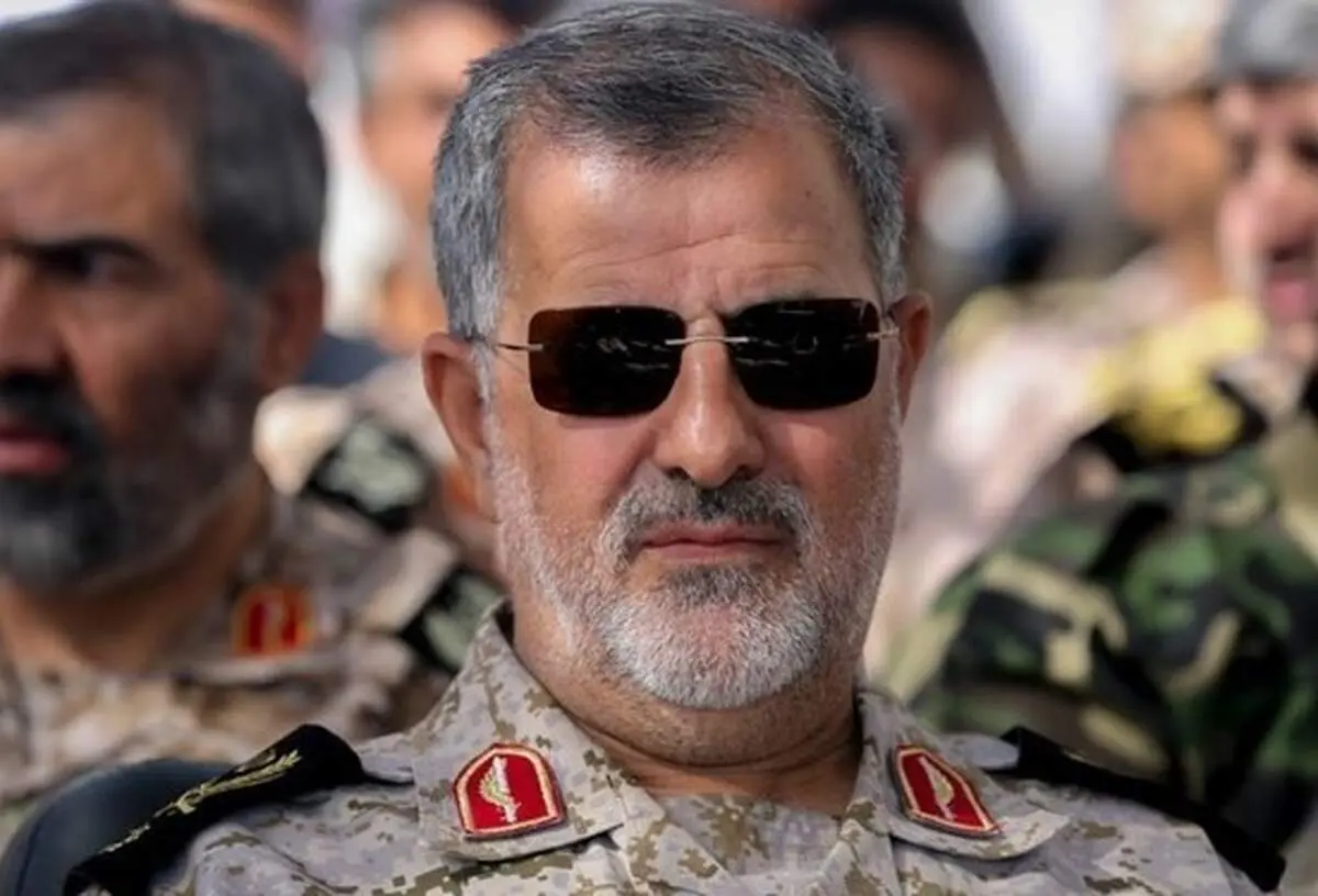 لحظاتی از حضور شهید پاکپور در حال جابجایی پیکر شهدا + فیلم