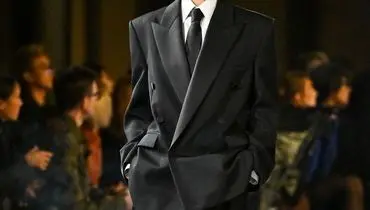 از یقه‌های پیله‌ای تا بافتنی‌های زشت؛ چرا مد امسال از «زیبایی» خسته شد؟