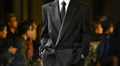 از یقه‌های پیله‌ای تا بافتنی‌های زشت؛ چرا مد امسال از «زیبایی» خسته شد؟