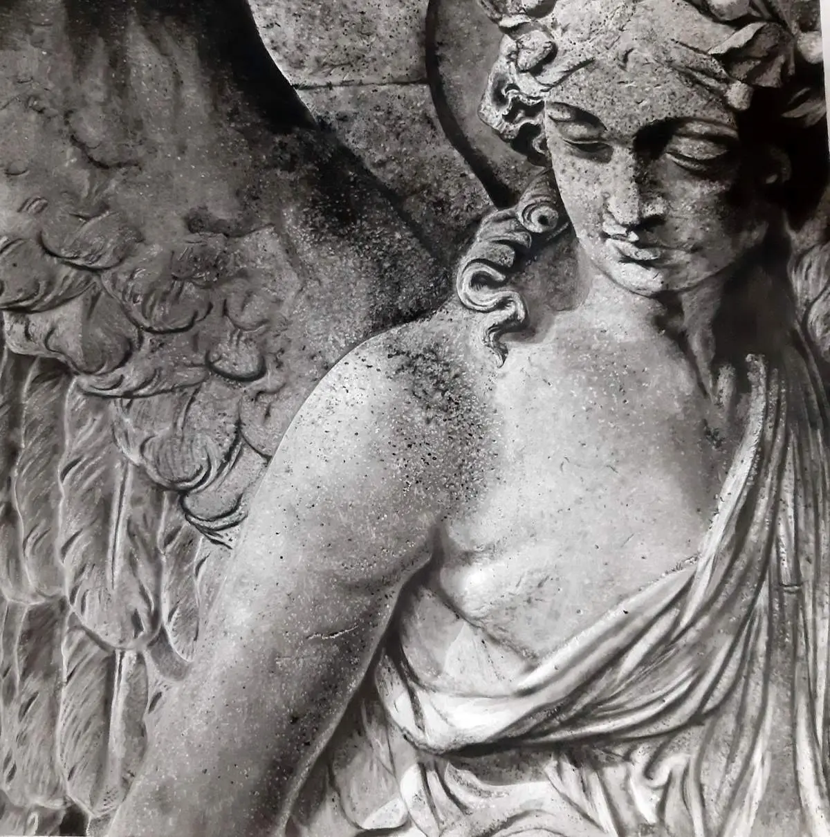 آینۀ سنگی ۸۵۰۰ ساله باستانی در یکی از قدیمی‌ترین شهرهای جهان کشف شد + عکس
