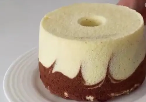 طرز تهیه لذیذترین کیک شکلاتی فقط با ۲ قلم مواد بدون نیاز به فر + فیلم/ سریع ترین دسر یخچالی شکلاتی با سیب