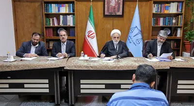 آسیب‌شناسی میدانی قاضی‌القضات در قضیه‌ی تراستی‌ها / نشست آسیب‌شناسانه رئیس قوه قضاییه با حضور مقامات ذیصلاح قضایی، احدی از متهمین دانه‌درشت پرونده‌ی تراستی‌ها و نمایندگان حقوقی بانک‌ها در مقام شکات، برگزار شد / سرکشی رئیس دستگاه قضا به جلسه‌ محاکمه‌ی چند 