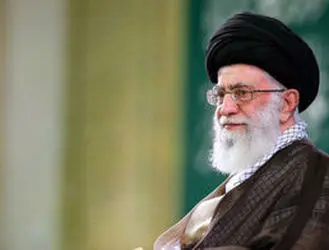 نوشته معنادار روی انگشت رهبر انقلاب در دیدار امروز/عکس 