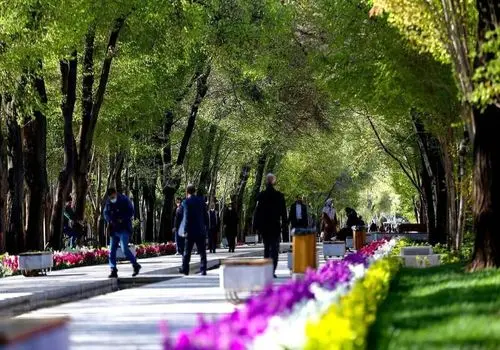 زن ثروتمند ایرانی و دو خدمتکارش در دوران قاجار