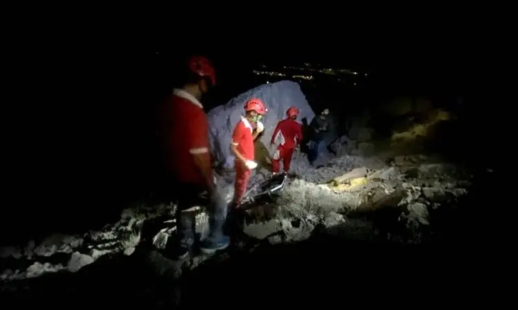 فرونشست زمین در بندرعباس باعث سقوط یک خودرو شد +فیلم