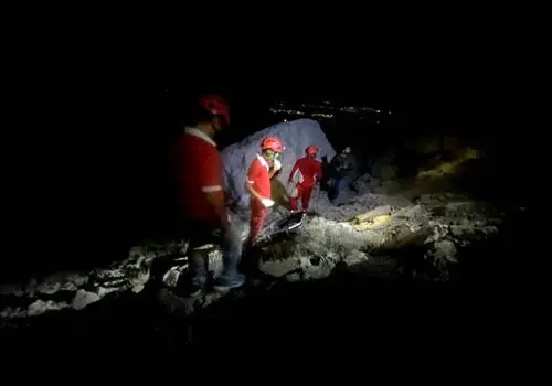 فرونشست زمین در بندرعباس باعث سقوط یک خودرو شد +فیلم