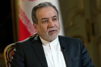 سید عباس عراقچی: تنگه هرمز بسته نشده است
