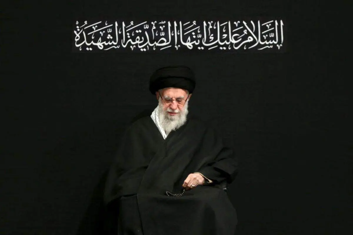 حضور رهبر انقلاب در مراسم عزاداری حضرت فاطمه زهرا (س) در حسینیه امام خمینی (ره)