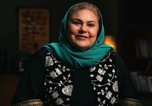 چهره شیک و متفاوت مهرانه مهین‌ترابی در ۶۸ سالگی؛ عاطفه «خانه سبز» همچنان خوش‌استایل!