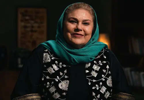 چهره شیک و متفاوت مهرانه مهین‌ترابی در ۶۸ سالگی؛ عاطفه «خانه سبز» همچنان خوش‌استایل!