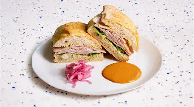 طرز تهیه ساندویچ پاسترامی گرم خانگی خوشمزه
