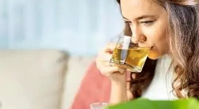 
آیا نوشیدن چای داغ در اول صبح به بهبود عفونت معده کمک می‌کند
