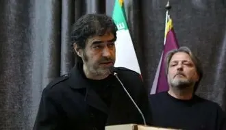 بوسه شهاب حسینی بر دستان پدر جانباخته حوادث دی ماه+عکس و فیلم