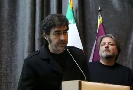 بوسه شهاب حسینی بر دستان پدر جانباخته حوادث دی ماه+عکس و فیلم