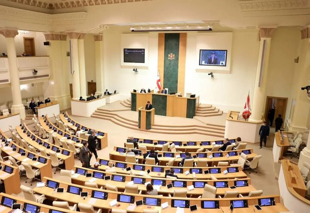 شادی نمایندگان پارلمان گرجستان پس از پیروزی این کشور برابر پرتغال+ فیلم