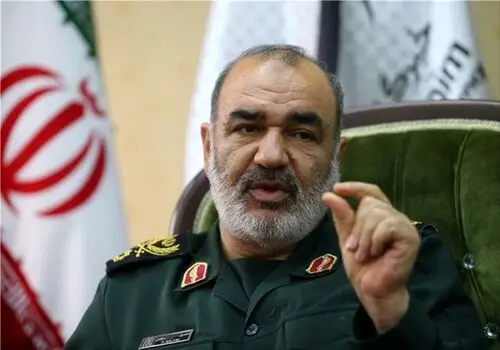 تصاویری از دختر شهید سلامی بر مزار پدرش