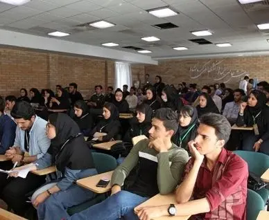 تأثیر درآمد بالای بلاگرها بر نگاه جوانان به تحصیلات دانشگاهی