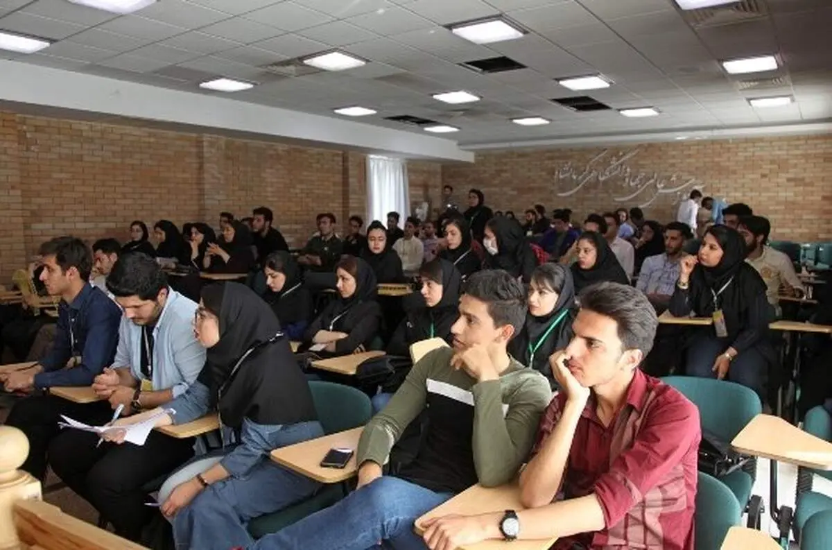 تأثیر درآمد بالای بلاگرها بر نگاه جوانان به تحصیلات دانشگاهی
