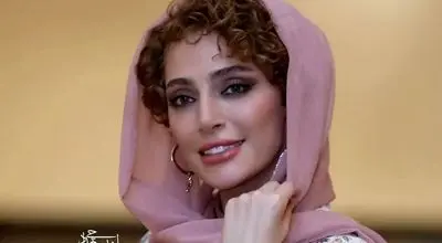 چهرۀ «نگین معتضدی» در 2 سالگی در آغوش پدربزرگش