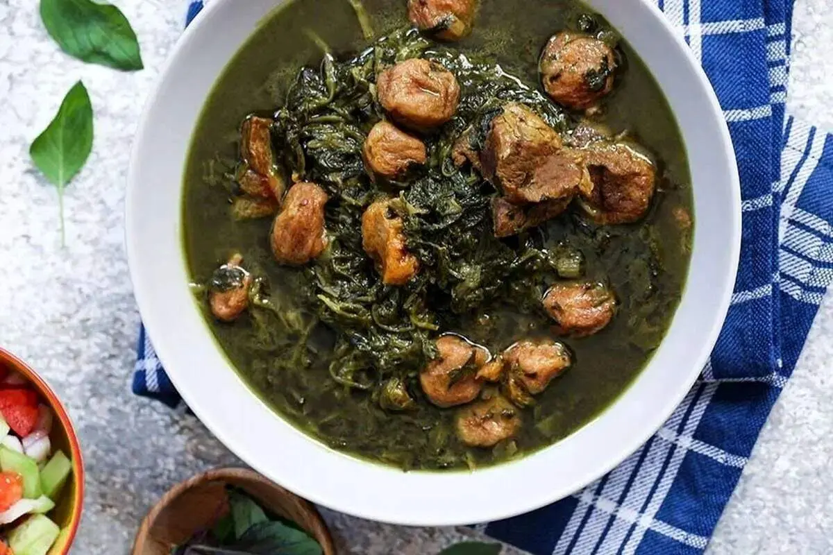 ناهارت با من: شاهکار آشپزی ایرانی؛ رموز پخت خورش آلو اسفناج مجلسی و جاافتاده