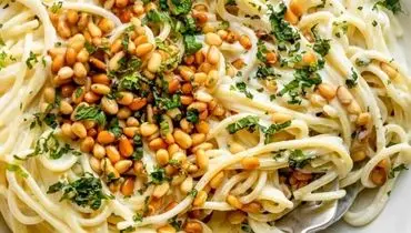 طرز تهیه اسپاگتی با سس ماست و دانه کاج