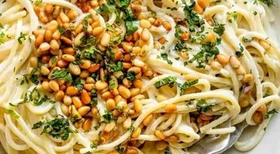 طرز تهیه اسپاگتی با سس ماست و دانه کاج