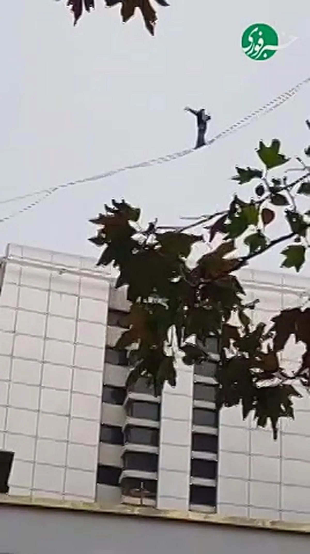 حرکت خطرناک دختر جوان در تهران روی سیم‌های بین ساختمان +فیلم