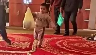 اهدای قلک یک کودک کشمیری به آسیب‌دیدگان جنگ در ایران/ویدیو 