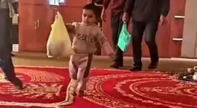 اهدای قلک یک کودک کشمیری به آسیب‌دیدگان جنگ در ایران/ویدیو 