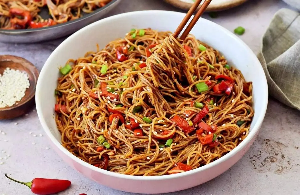 طرز تهیه نودل متفاوت و لذیذ در کمتر از 10 دقیقه+فیلم